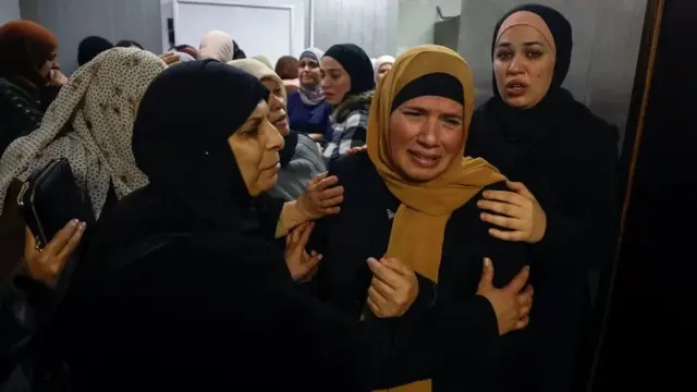 رمله ته نژدې د جواد ریماوي او تهفیر ریماوي خپلوان خاورو ته د دوی له سپارلو مخکې راټول شوي وو.