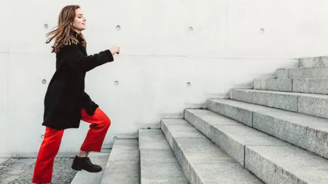 Mujer subiendo escalera