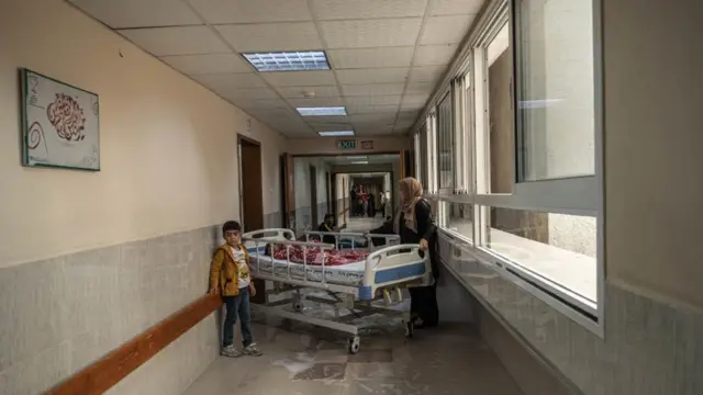 Niño herido durante un ataque de Israel en un hospital en Gaza.