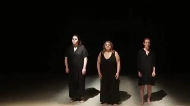 بروفات عرض "التي سكنت البيت قبلي"