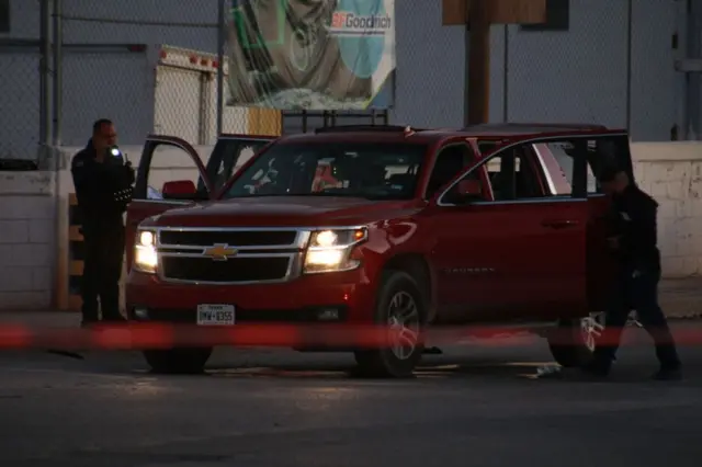 Una suv alcanzado por disparos durante un tiroteo entre hombres armados y policías en Ciudad Juárez, Chihuahua, México, el 18 de enero de 2019.