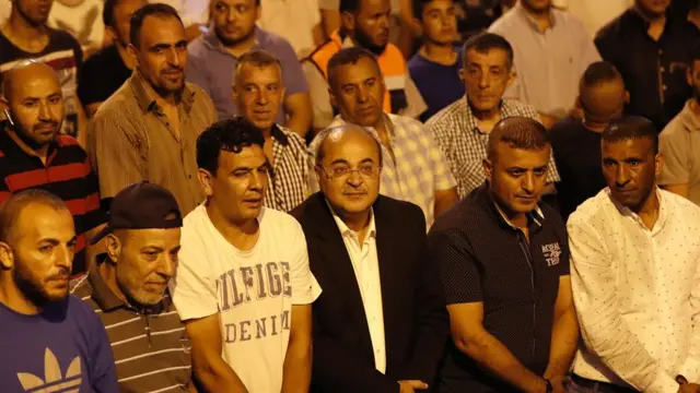 الاحتفال بإزالة البوابات الإلكترونية