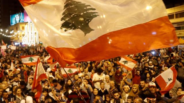 مظاهرات لبنان سد فيها المحتجون الطرق