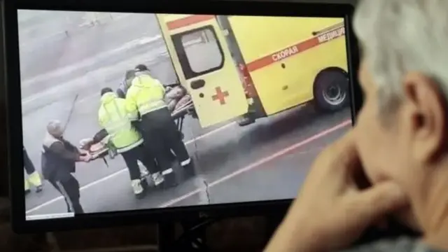 सोशल मीडिया पर आई तस्वीर में नवेलनी को अस्पताल ले जाते देखा जा सकता है