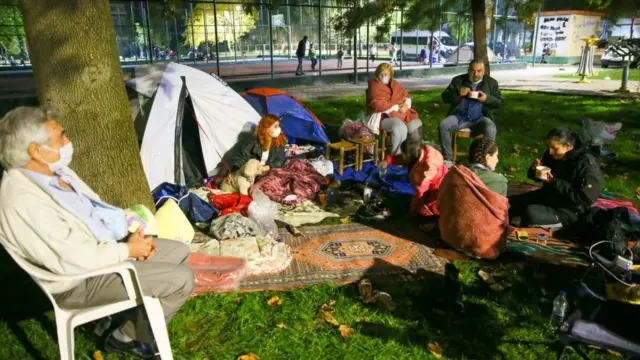 بسیاری شب را در پارک سر می‌کنند