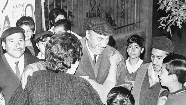 Pablo Neruda se reúne con locales.