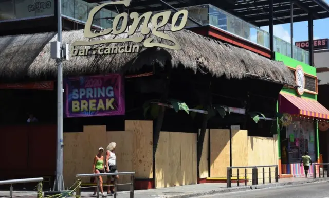 Discoteca fechada com tapumes durante o dia em Cancún