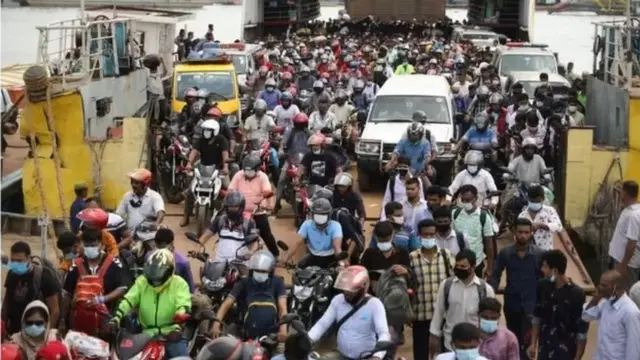 গত কয়েক বছরের তুলনায় এই বছর ঈদুল ফিতরের সময় শিমুলিয়া ও পাটুরিয়া ফেরিঘাটে মোটরসাইকেল চালকদের সংখ্যা ছিল অনেক বেশি