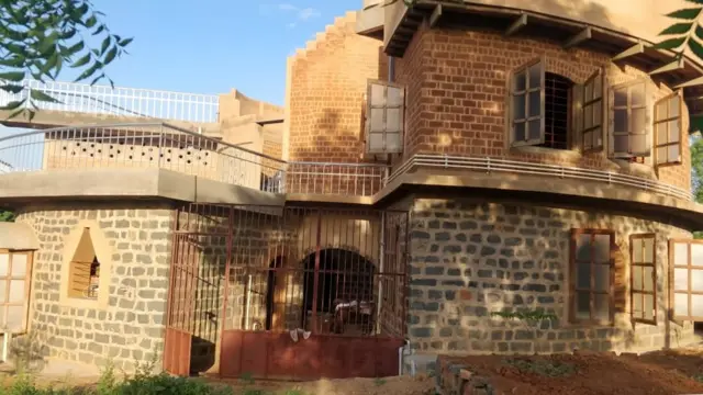 சுரேஷ் வீடு