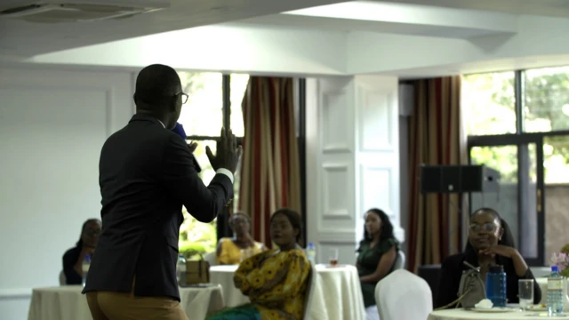 Robert Burale en action chez Dear Woman