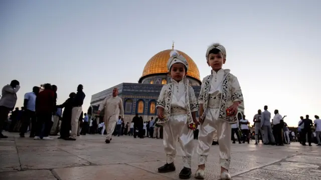 Labo canug oo walaala ah oo jooga masaajidka barakaysan ee Al-Aqsa si ay salaadda ciidda halkaasi ugu tukadaan