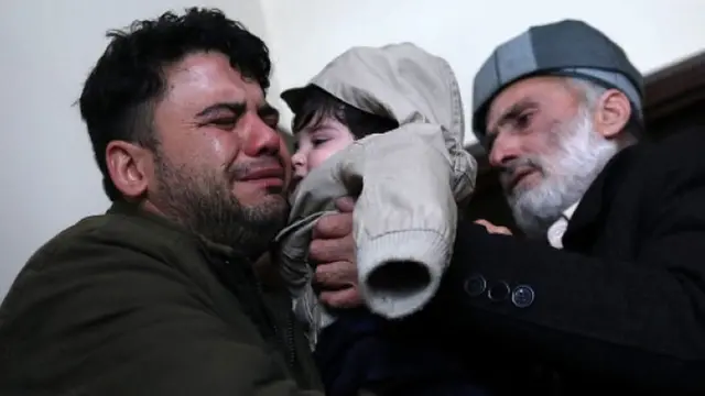 सोहेल अहमदी को उसके नाना को सौंपते ड्राइवर हामिद सैफ़ी