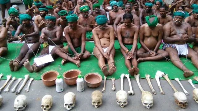 இரும்புச் சங்கிலியால் கை, கால்களைக் கொண்டு போராட்டம்