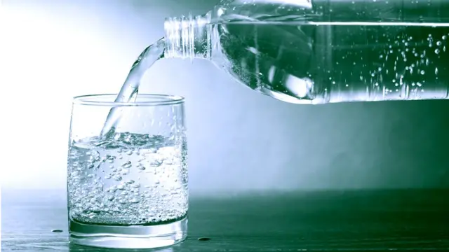 Стакан воды обжигает Рэйчел рот