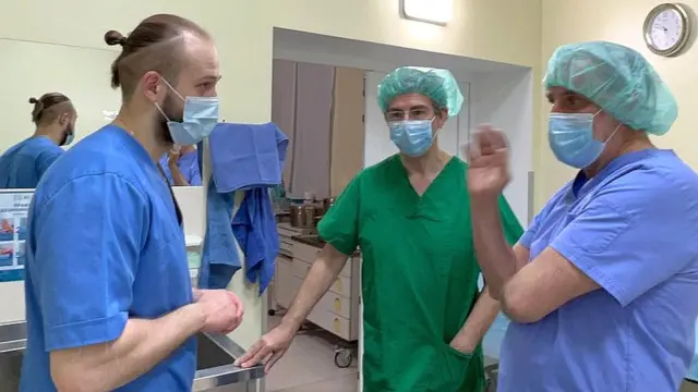 Dr Monzer Yazji (R) and David Nott talking to an Ukrainian doctor