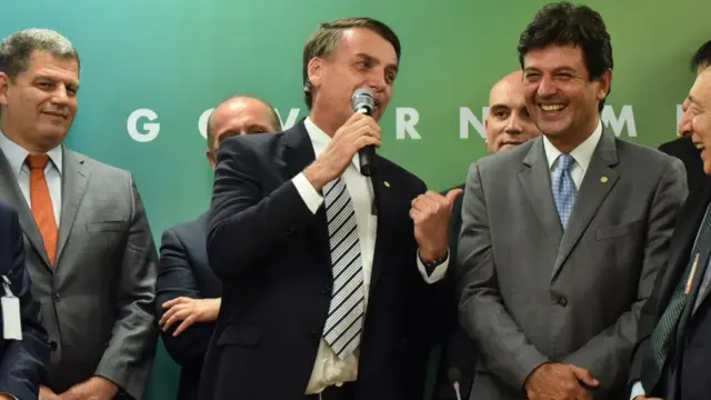 Bolsonaro (esq.) e Mandetta (dir.)