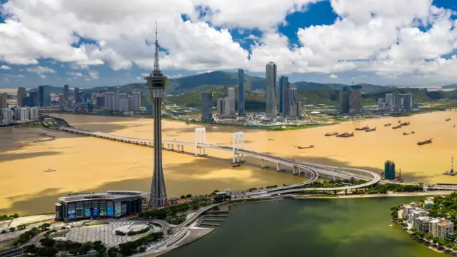 從澳門半島以無人機俯瞰澳門旅遊塔(中)與廣東珠海橫琴島(後)(新華社圖片18/6/2020)