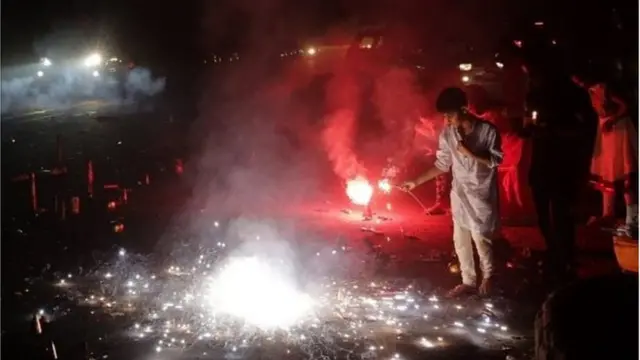 আতশবাজি পোড়াচ্ছে বাচ্চারা