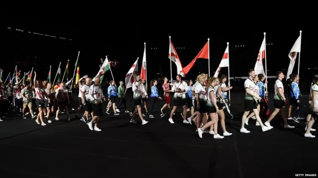 झंडे के साथ मार्च