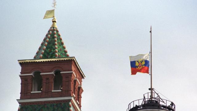 23 августа 2000 года в России прошел траур по жертвам катастрофы "Курска", в стране были спущены флаги, а все развлекательные мероприятия были отменены