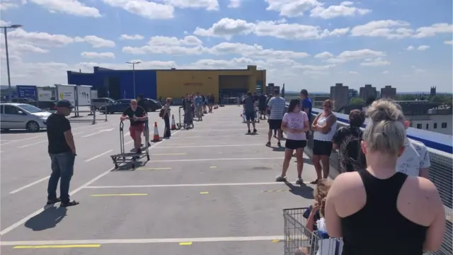 Очереди на вход в IKEA в Манчестере