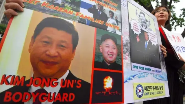 منشقون من كوريا الشمالية رفعوا شعارات مفادها بان الرئيس الصيني هو "الحارس الشخصي" لزعيم كوريا الشمالية