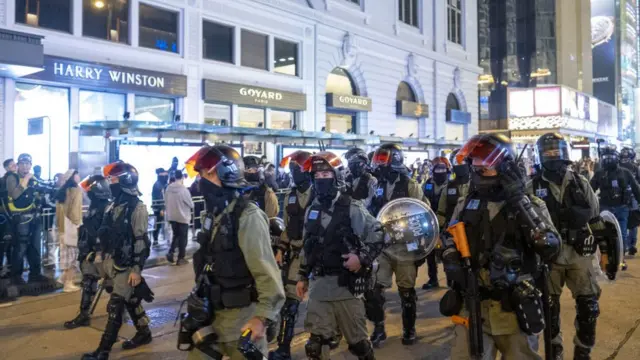 香港防暴警察在闹市巡逻（24/12/2019）