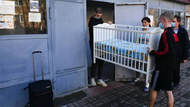 Волонтеры в одном из российских ПВР