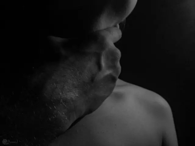 فتاة تتعرض للعنف من رجل