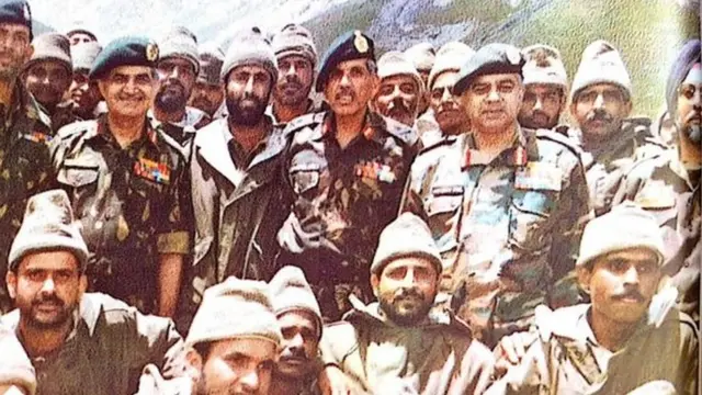 વિક્રમ બત્રા તેમના સાથીઓ સાથે