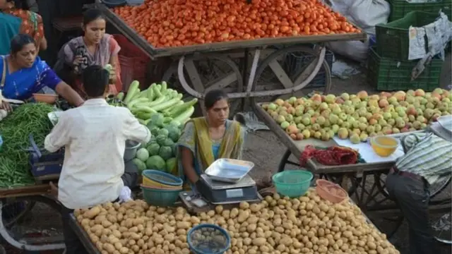 ভারতের এখনো বেশিরভাগ সাধারণ মানুষ কোন কার্ড ব্যবহার করেন না, তারা নগদ টাকার ওপর নির্ভরশীল