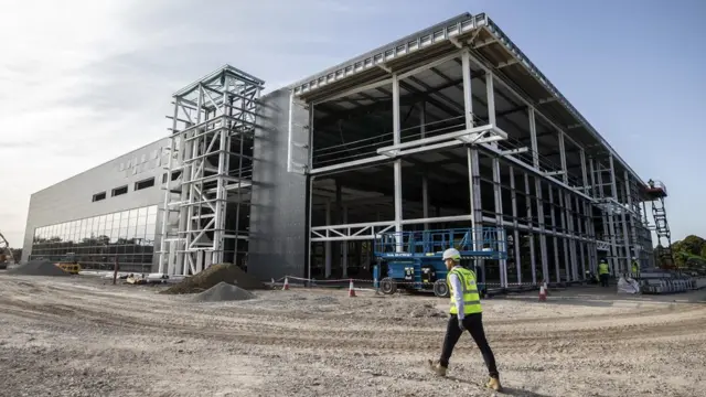 İngiltere'de yapımı devam eden aşı üretim tesisi.