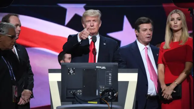 Рик Гейтс (второй слева), Дональд Трамп, Пол Манафорт и Иванка Трамп во время Республиканской Национальной Конвенции в 2016 году