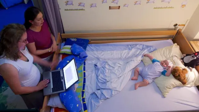 bebé durmiendo en laboratorio de sueño.