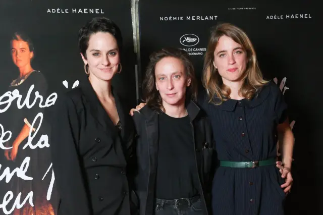 Режиссер Селин Сьямма и исполнительницы главных ролей в фильме "Портрет девушки в огне" Ноэми Мерлан и Адель Энель на парижской премьере картины. 16 сентября 2019 г.