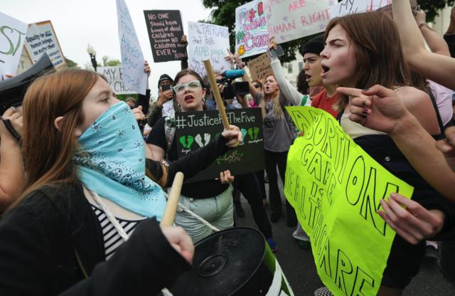 Ativistas antiaborto e feministas protestambetnacional e boaWashington