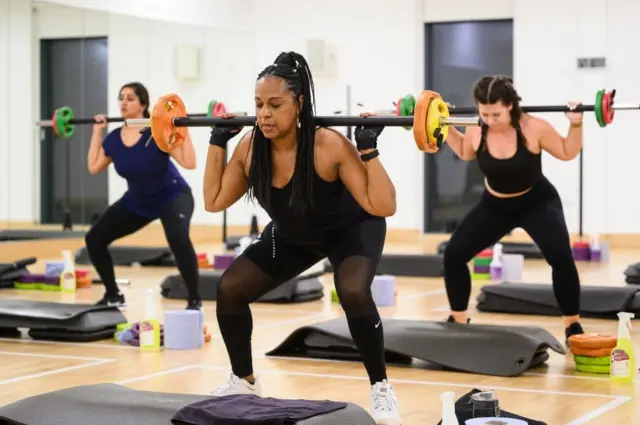 Групповая тренировка со штангой