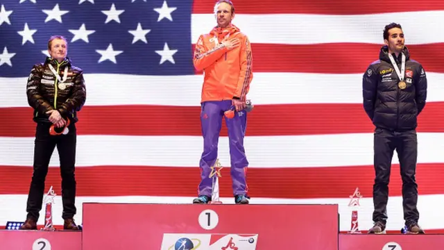 Победители этапа Кубка мира по биатлону в Австрии. В центре - американец Лоуэл Бэйли, слева - чешский спортсмен Ондржей Моравец, справа - Мартен Фуркад, бронзовый призер из сборной Франции