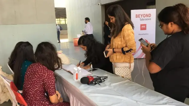 અમદાવાદમાં આજે બીબીસી તમારી સાથે #BeyondFakeNews કાર્યક્રમમાં નોંધણી કરાવી રહેલાં વિદ્યાર્થીઓ