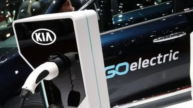 Вже за 10 років у Великій Британії не продаватимуться авто на бензинових і дизельних двигунах