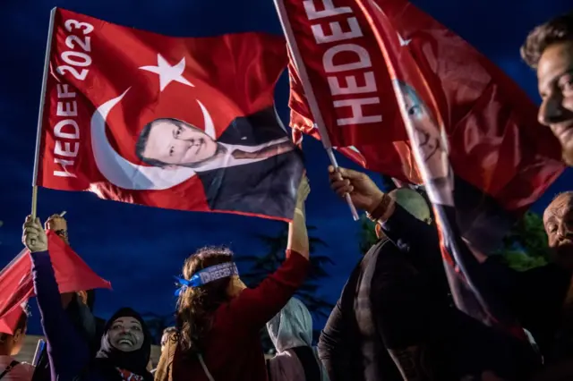 எர்துவான் வெற்றியைக் கொண்டாடும் ஆதரவாளர்கள்.