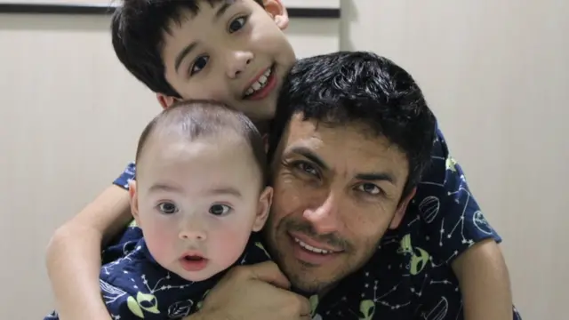 Julio Cezar Inacio com os filhos Kãgfer e Kasóhn