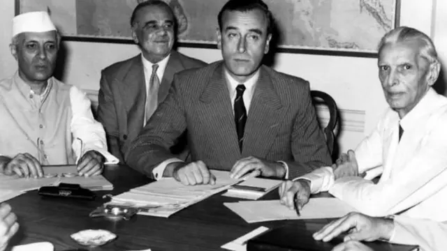 من اليسار، الزعيم الهندي جواهر لال نهرو، والمندوب السامي البريطاني في الهند اللورد ماونتباتن، وزعيم عصبة المسلمين في الهند محمد علي جناح