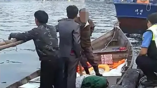 지난 2019년 삼척항 부두에서 북한 선원 4명이 해양경찰에 조사받는 모습