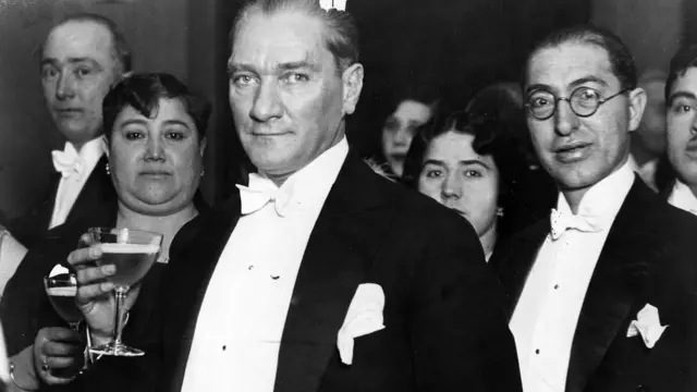 أتاتورك يحمل كأسا