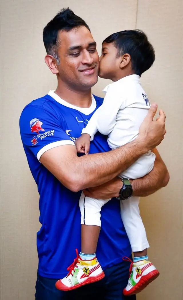 સનુષ સૂર્યદેવ સાથે એમ એસ ધોનીએ ફોટો પડાવ્યો છે