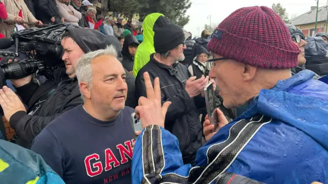 Два человека жестикулируют