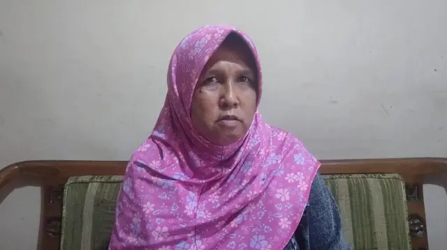 Salah satu relawan di dapur makan bergizi gratis di Kota Cirebon, Yeni Mulyaningsih. Ia direkrut menjadi relawan bagian pemorsian dengan upah Rp100.000 per hari.