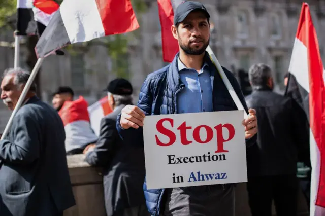 صورة تعود لـ 23 أبريل عام 2022 لمحتج من عرب الأهواز في ساحة البرلمان بلندن في ذكرى ضم الحكومة الإيرانية للأهواز عام 1925