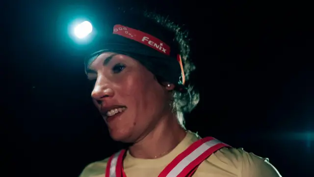 Sophie Power fut, fején fejlámpával.